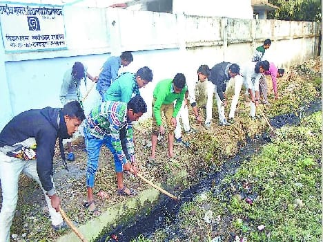 The students undertook the cleaning campaign